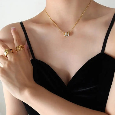 18K Gold Circular Diamond Pendant Necklace - QH Clothing