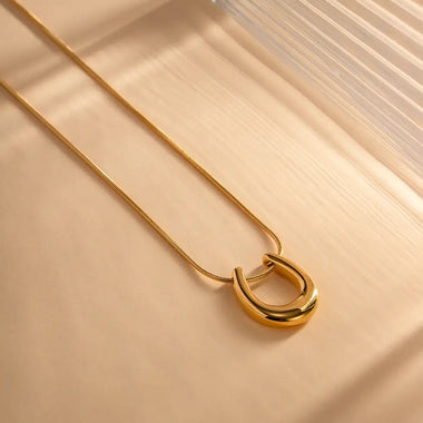 18K Gold Elegant U-Shaped Pendant Necklace - QH Clothing