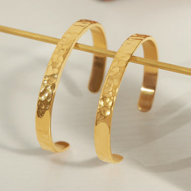 18K gold simple and fashionable C-shaped open bracelet with textured design - QH Clothing