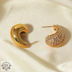 Gold-toned crescent-shaped earrings in 18k gold embody light luxury style elegance