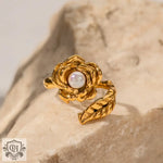 Exquisite and noble camellia inlaid pearl design ring in 18K gold - QH Clothing