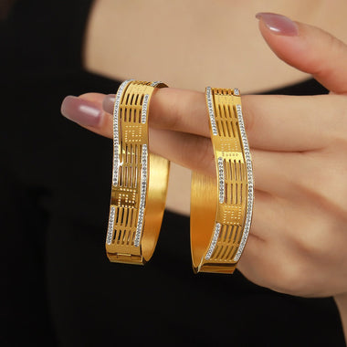 18K gold exquisite and dazzling versatile bracelet with diamonds on both sides and hollow design - QH Clothing