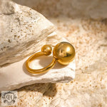 18k Gold ring featuring a unique double ball design with two elegant spherical beads