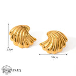 Gold seashell earrings in 18K gold, embodying beach style and light luxury elegance