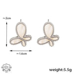 Butterfly-shaped earrings with pearl centers in 18K gold, ideal for social occasions and daily wear