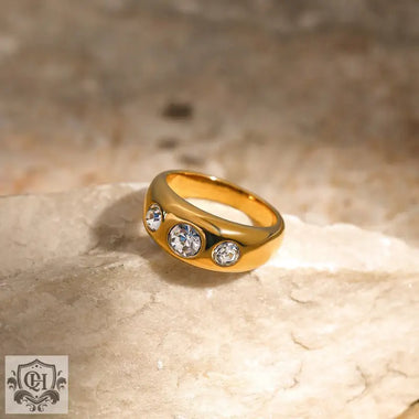 Gold ring with three crystals, ideal for daily wear and formal occasions in 18k gold