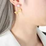 18K gold retro fashion flower with pearl design light luxury style earrings - QH Clothing