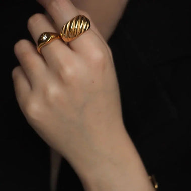 18K Gold Ribbed Ring - QH Clothing