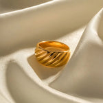 18K Gold Ribbed Ring - QH Clothing