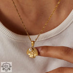 Elegant 18K Gold Necklace with Seashell Pendant and Pearl in Beach Style Design