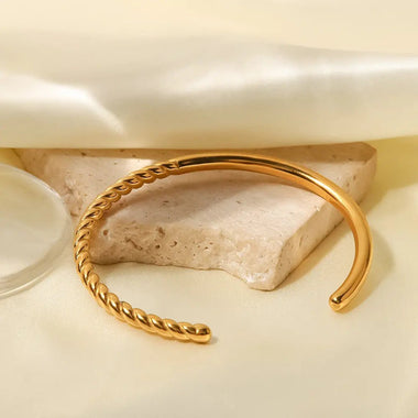 18K Gold Twist Half Open Bracelet - QH Clothing