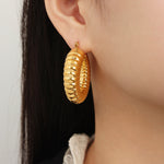 18K gold novel and fashionable round earrings with twist design and versatile - QH Clothing