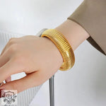 18K Gold Wide Style Bracelet with Line Design - QH Clothing