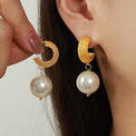 18K gold noble and luxurious C-shaped hemp pattern and pearl pendant design earrings - QH Clothing