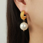 18K gold noble and luxurious C-shaped hemp pattern and pearl pendant design earrings - QH Clothing