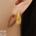 18K gold exquisite, luxurious and noble C-shaped earrings with irregular lines and cross design - QH Clothing