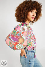 Colorful floral print blouse with puff sleeves and denim jeans, available in Euro sizes