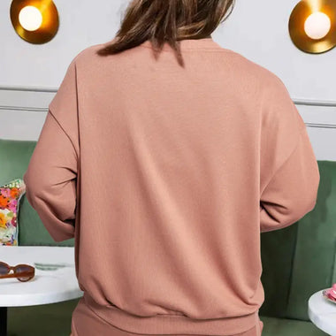 Dusty pink loungewear set for relaxing, featuring sweatshirt and shorts in euro sizes